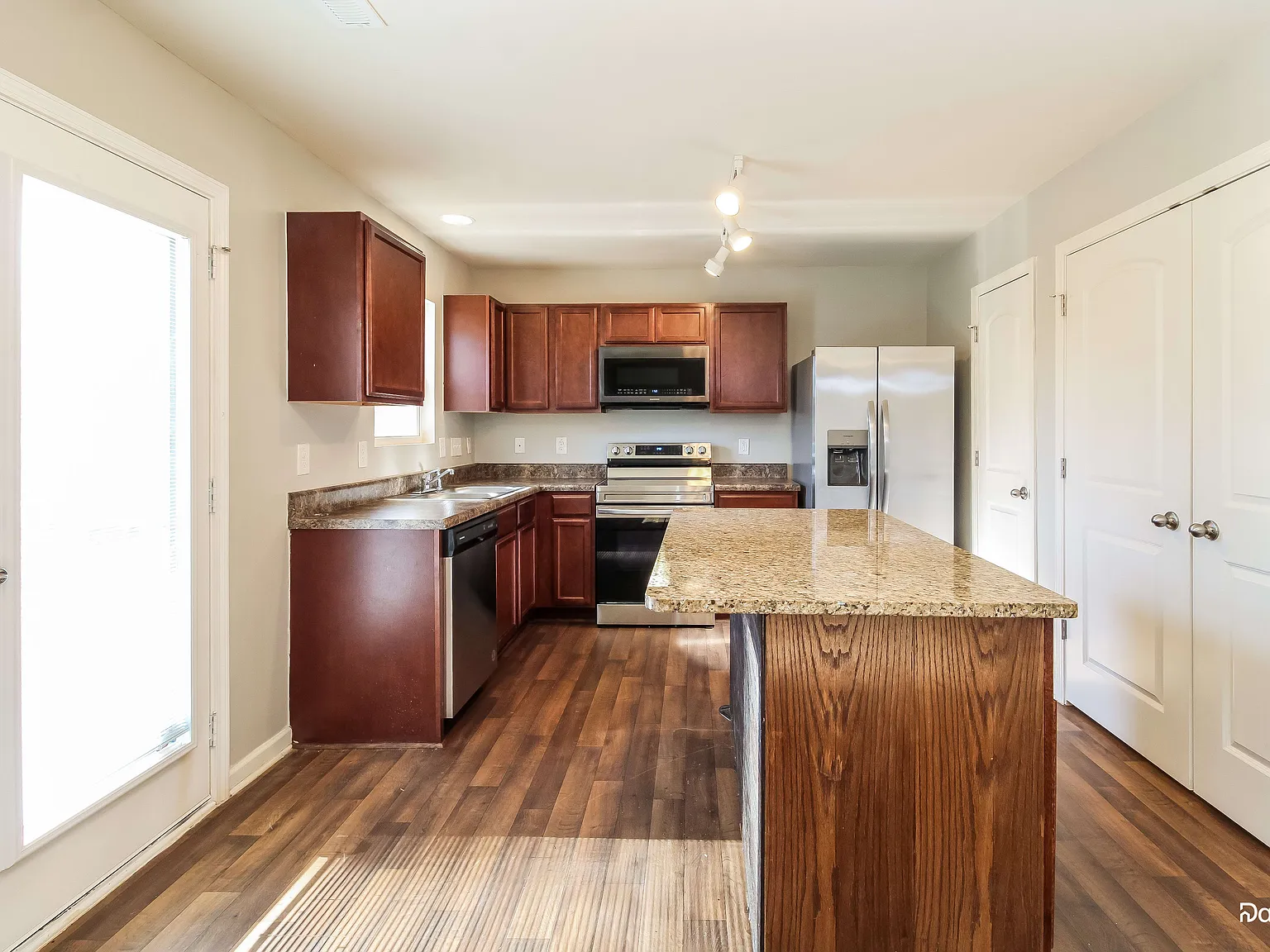 3 bed, 2.5 bath, 1709 sqft, $1,855 — Photo 4