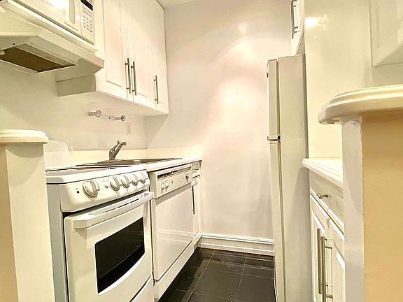 3rd image of 148 W 68th St APT 3A
