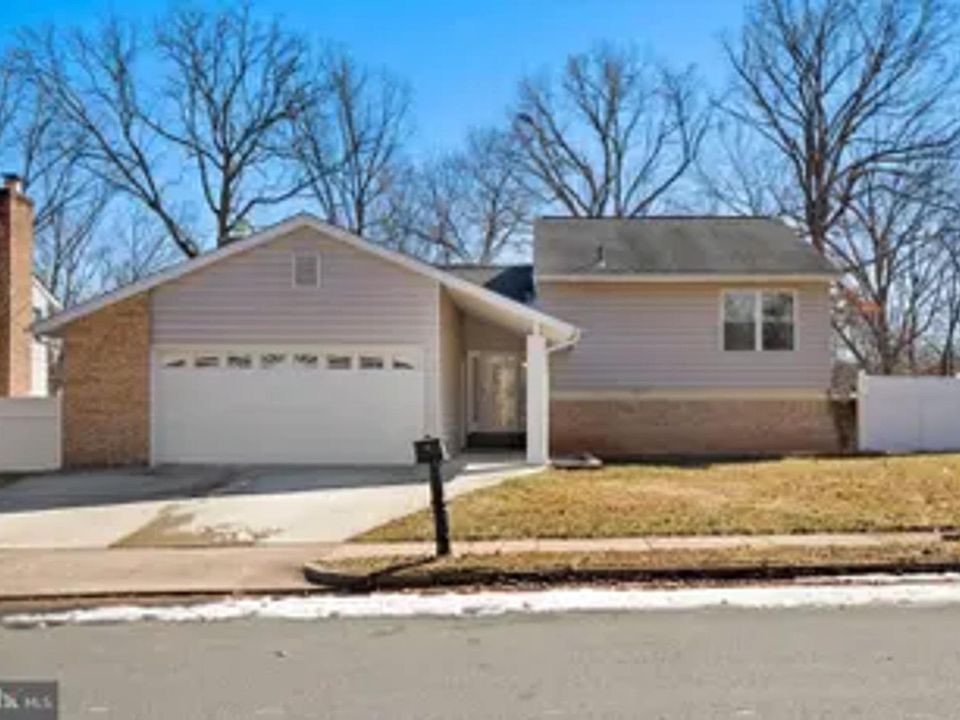 1st image of 122 E Meadowland Ln
