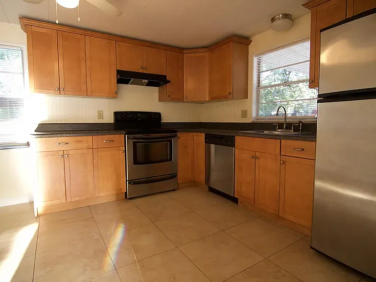 3 bed, 1200 sqft, $2,000 — Photo 2