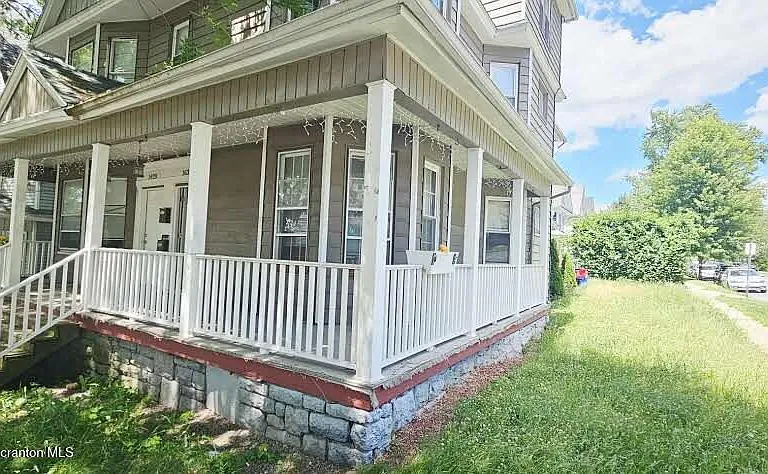 1631 Vine St — Photo 2