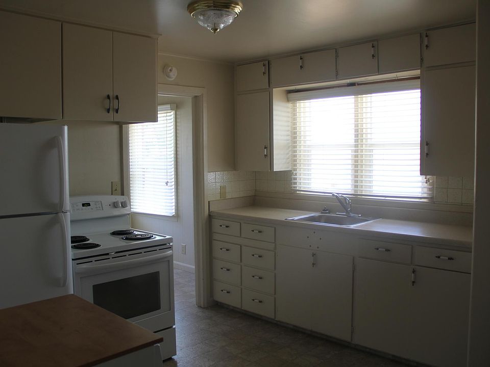 2nd image of 220 Ash St