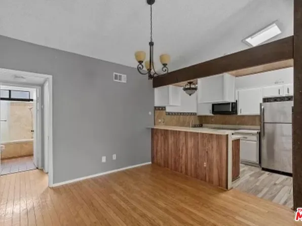 18433 Hatteras St Unit 207, Tarzana, CA 91356