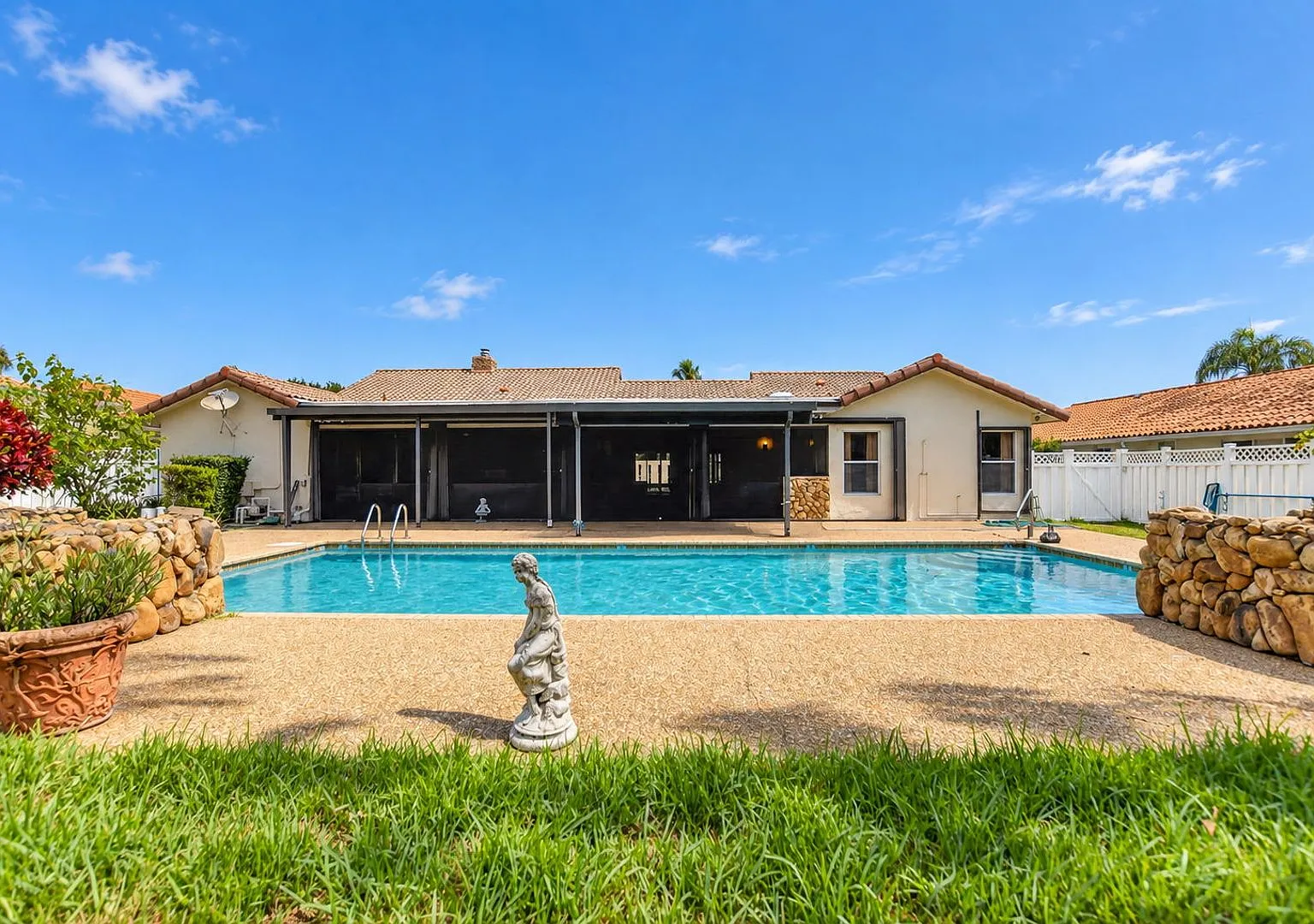 Spacious 4-Bedroom Home with Private Pool in Deerfield Beach — Photo 2