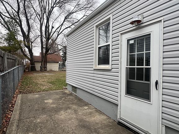 3rd image of 622 Mayflower Ave