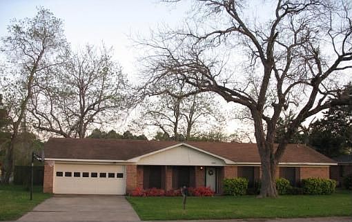 1st image of 300 Larkspur Ln