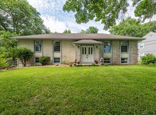 9306 NW Pleasant Dr, Parkville, MO 64152