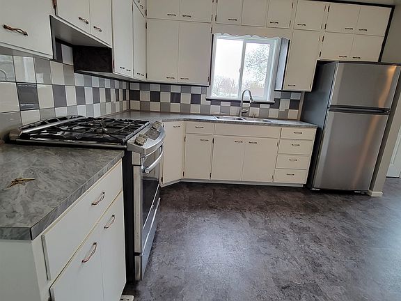 4th image of 1015 Kennedy Dr
