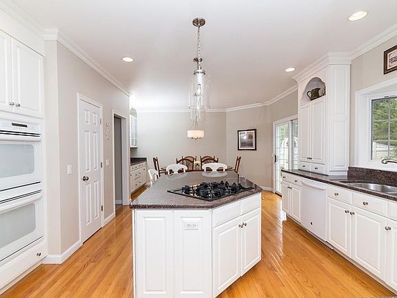 3rd image of 8 Forest Park Dr