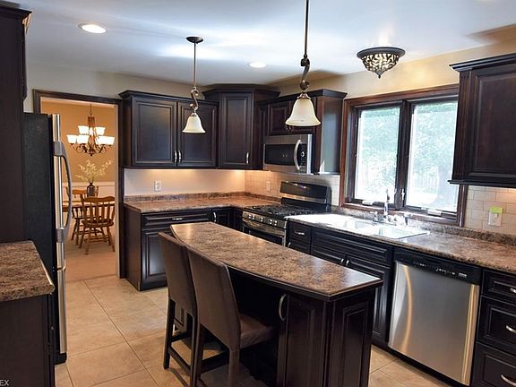 3rd image of 81 Mayflower Dr