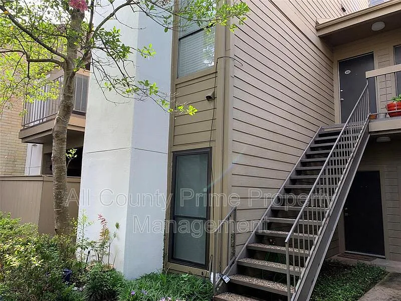 1 bed, 1.0 bath, 784 sqft, $950 — Photo 2