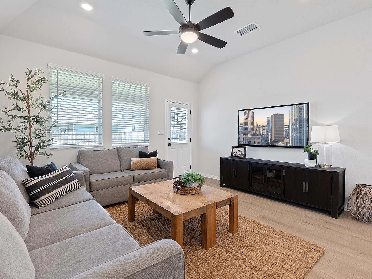 3 bed, 2.5 bath, 1975 sqft, $2,800 — Photo 2
