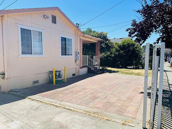 3rd image of 1820 California Ave Unit A