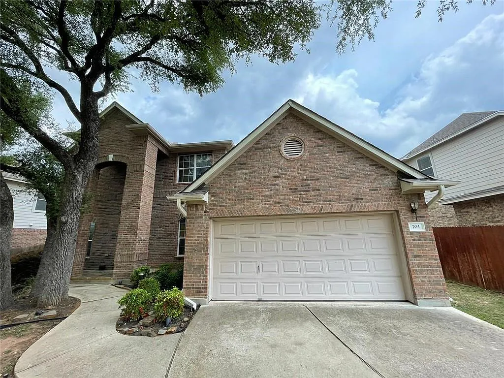 5 bed, 3.5 bath, 3378 sqft, $3,500 — Photo 2