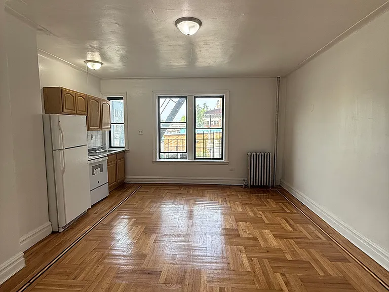 Carpenter Ave — Photo 1