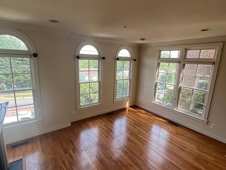 11040 Amherst Ave — Photo 5