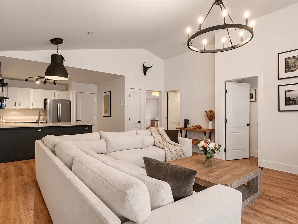 303 Pelican Cir #1906
