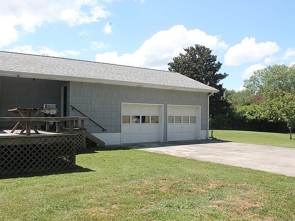 3rd image of 805 Glenoaks Dr
