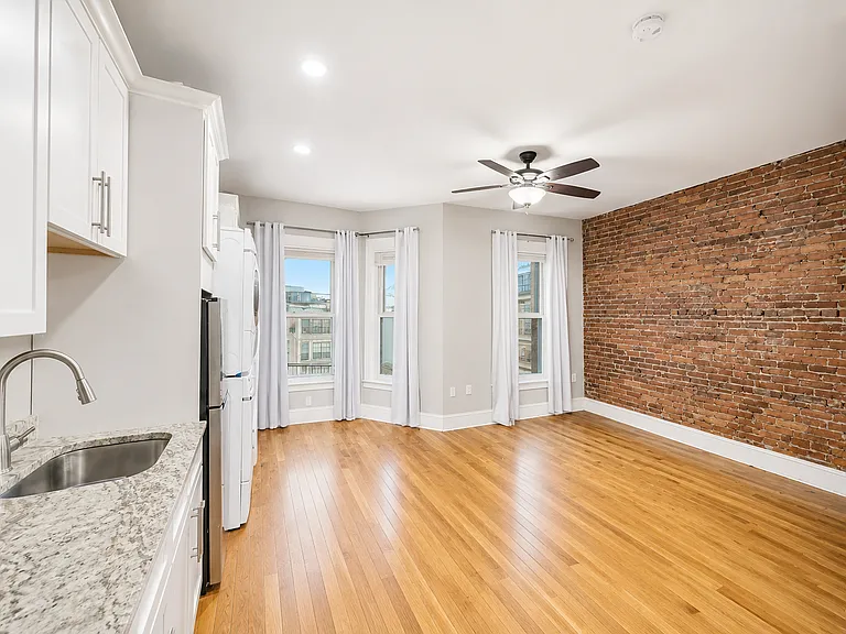 470A E 4th St #5 — Photo 7