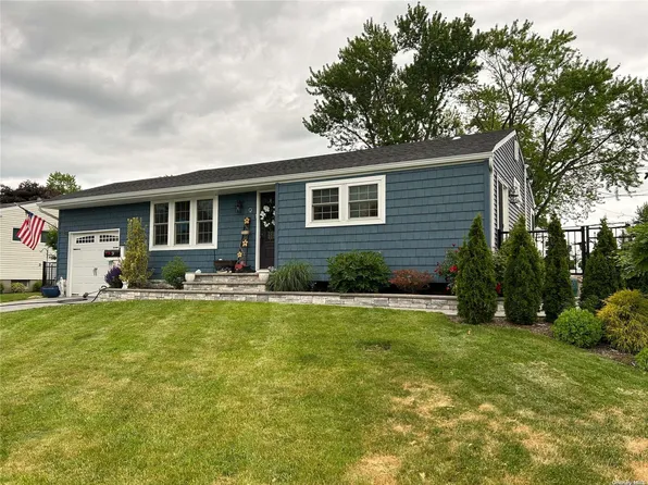 9 Huntsman Lane, Commack, NY 11725