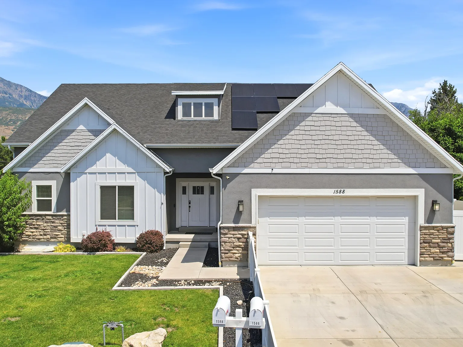 4 bed, 2.5 bath, 2800 sqft, $3,200 — Photo 2