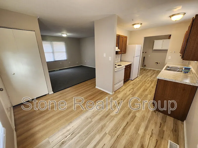 3 bed, 1.0 bath, $995 — Photo 2