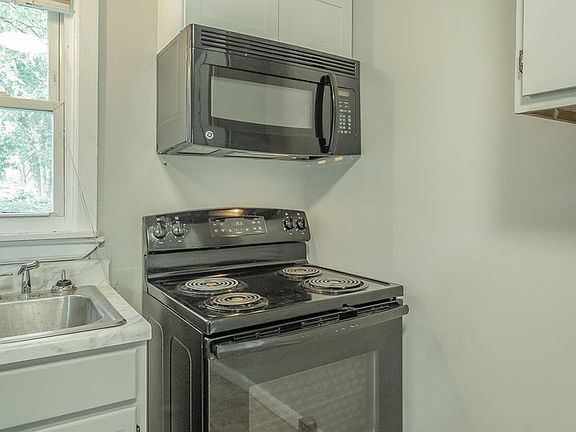 3rd image of 2306 Lyndon Ave #2B-1BA-1000SQFT