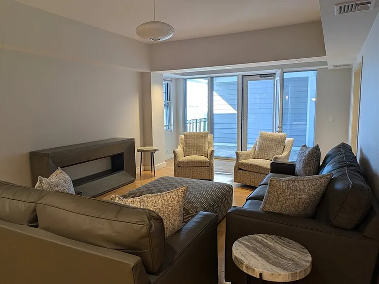 550 Pleasant St #404 — Photo 5