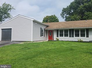 48 Pershing Ln, Sicklerville, NJ 08081