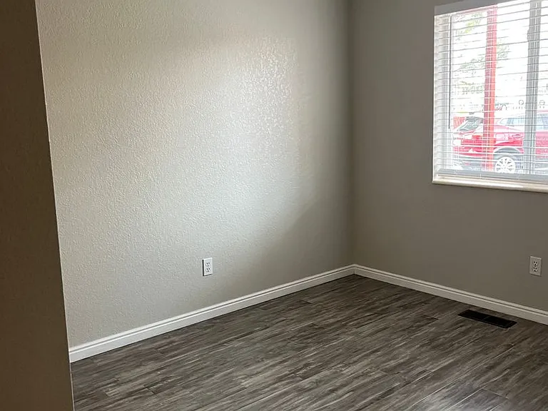 1260 W Sage St — Photo 5