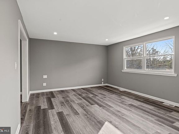 5th image of 2344 Fernwood Ave
