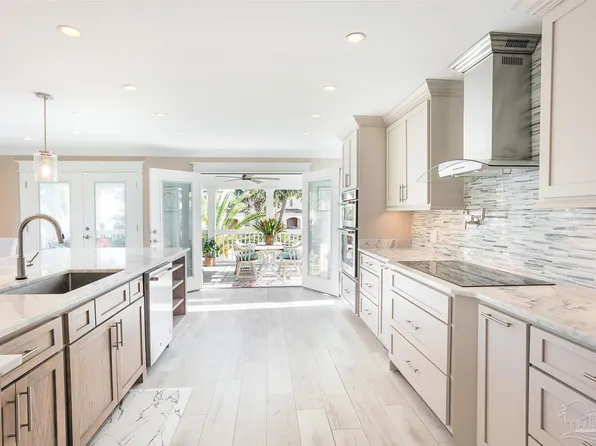 15 Calle Hermosa, Pensacola Beach, FL 32561