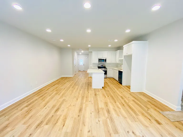 1095 N Village Dr — Photo 8