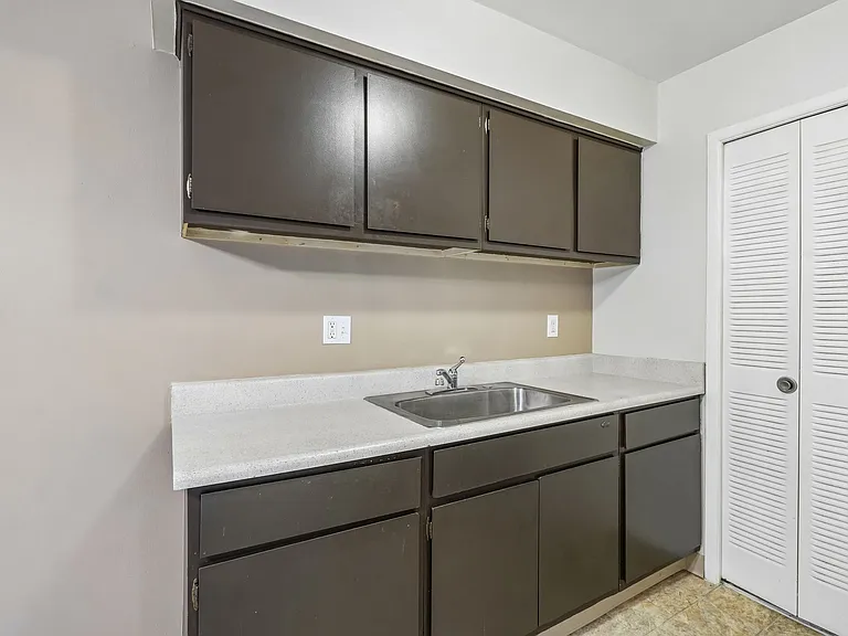 Pointe West Apartments — Photo 22