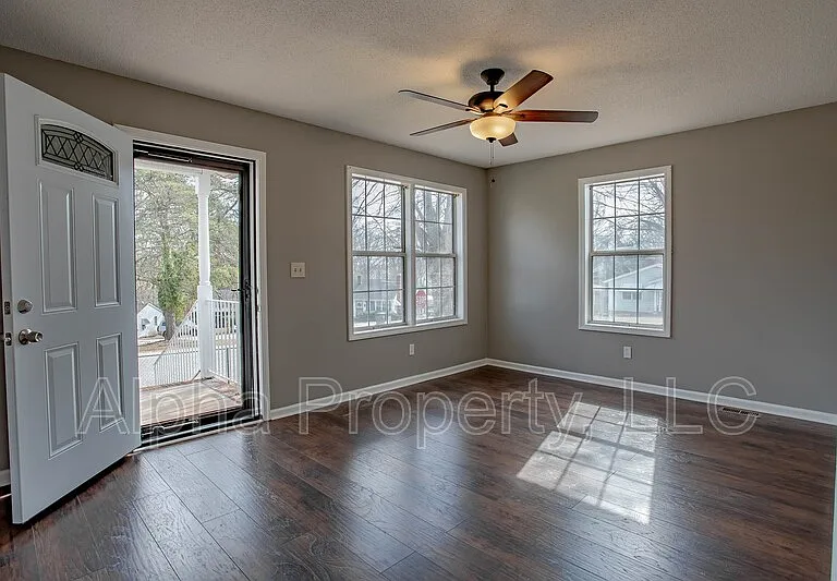 210 Carter St — Photo 3