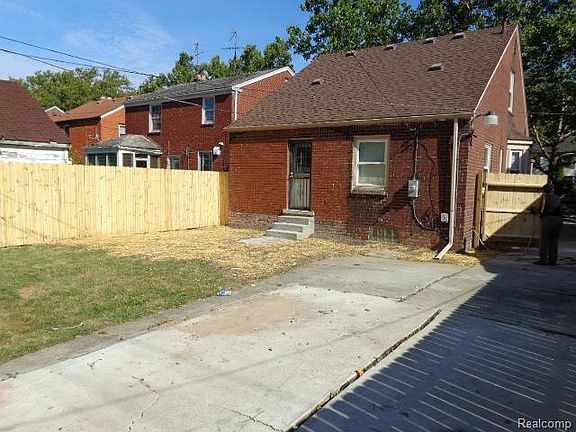 5th image of 15484 Seymour St