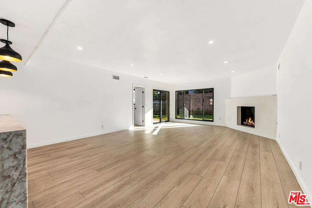 3 bed, 2.0 bath, 1638 sqft, $6,000 — Photo 4