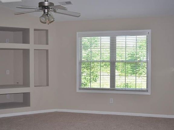 3rd image of 924 Lauderdale Dr