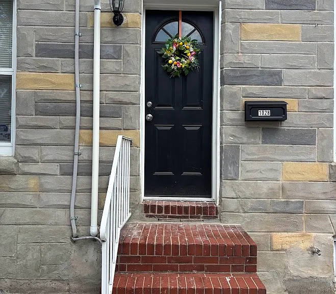 1028 W Cross St — Photo 1
