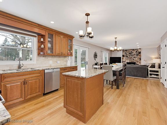 4th image of 412 W Noyes St