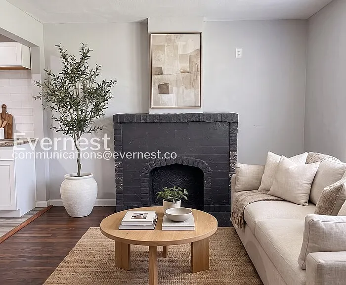 619 E Xyler St — Photo 2