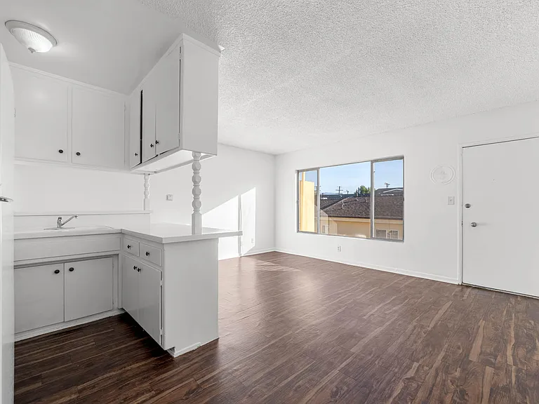 5326 La Mirada Ave — Photo 2