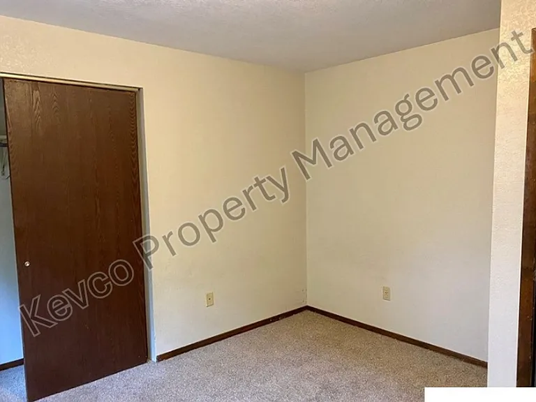 620-622 Endicott St — Photo 14