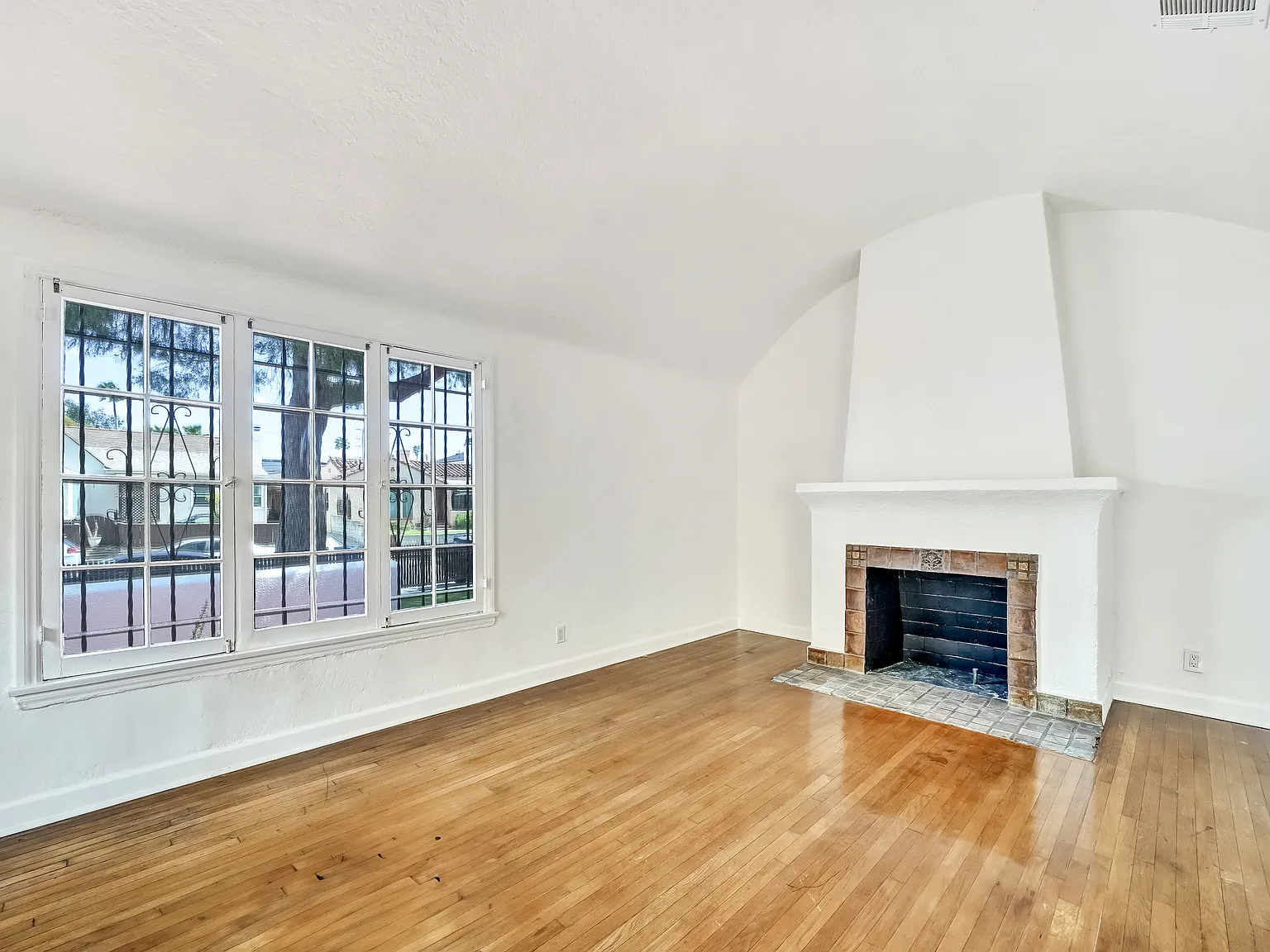 2 bed, 1.5 bath, 1200 sqft, $5,500 — Photo 3
