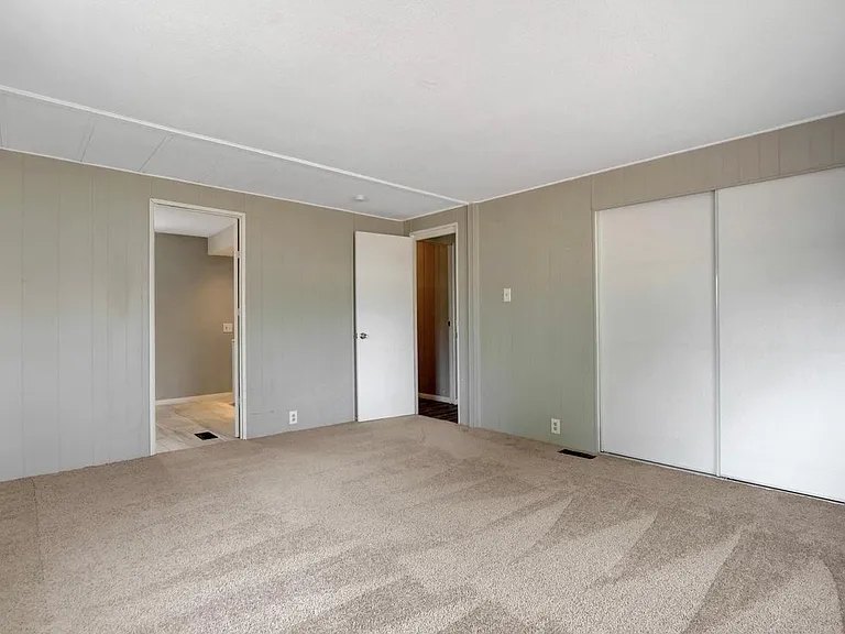 136 Sir Thomas Dr — Photo 17