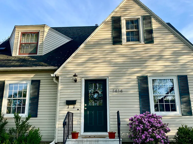 1414 Center St W — Photo 1