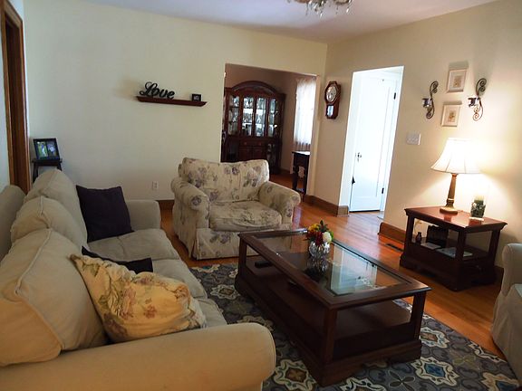 4th image of 808 Montrose Dr