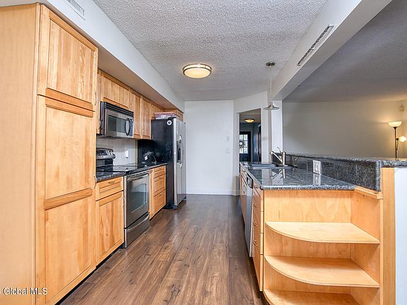 3rd image of 416 Greenhill Ct