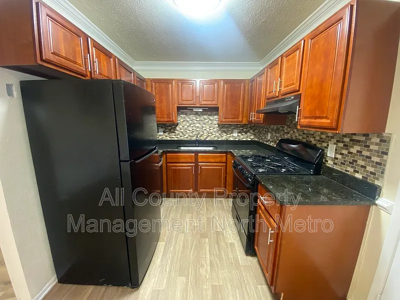 3 bed, 2.0 bath, 1600 sqft, $1,800 — Photo 3