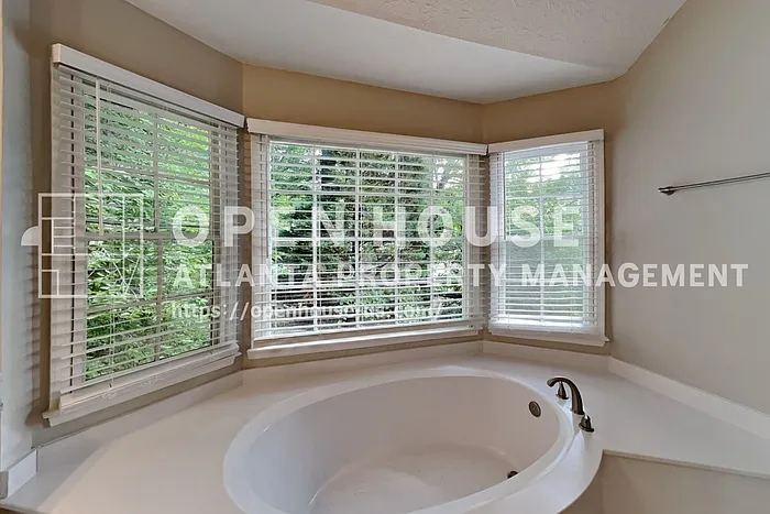2100 Glenridge Ct — Photo 11